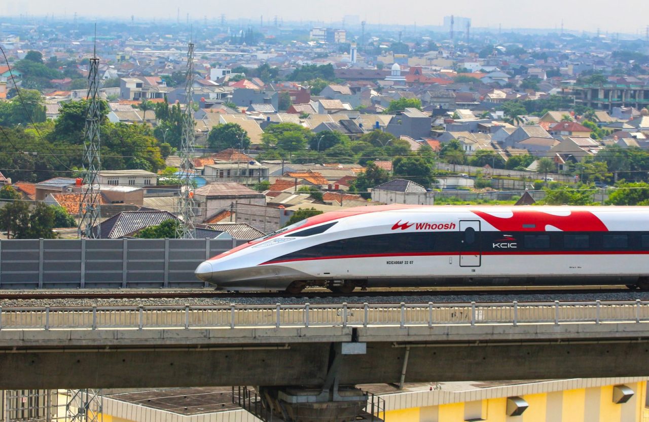 Kereta Cepat Whoosh mencatat performa ketepatan waktu yang baik meskipun menghadapi gangguan eksternal.