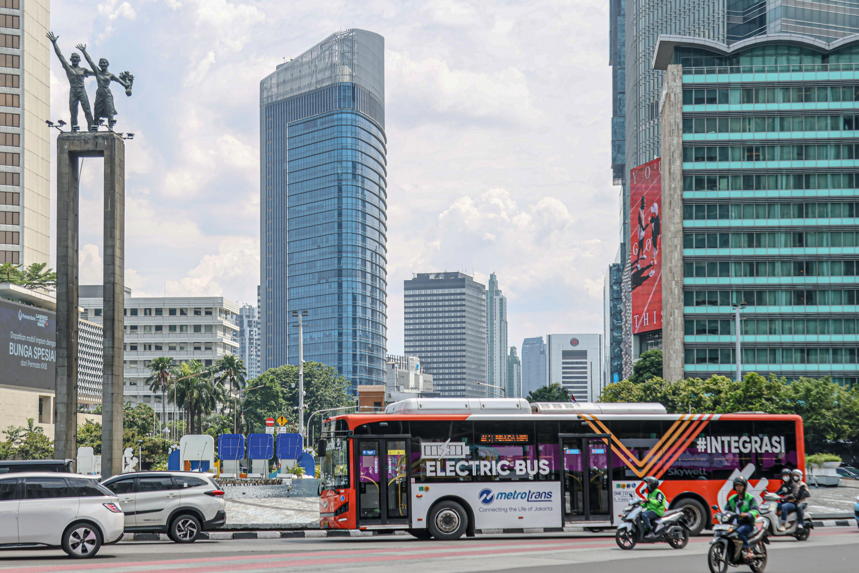 Bus Transjakarta melewati kawasan Bundaran HI. Pemprov DKI menyiapkan puluhan armada untuk rute baru Blok M-Bandara Soekarno Hatta.
