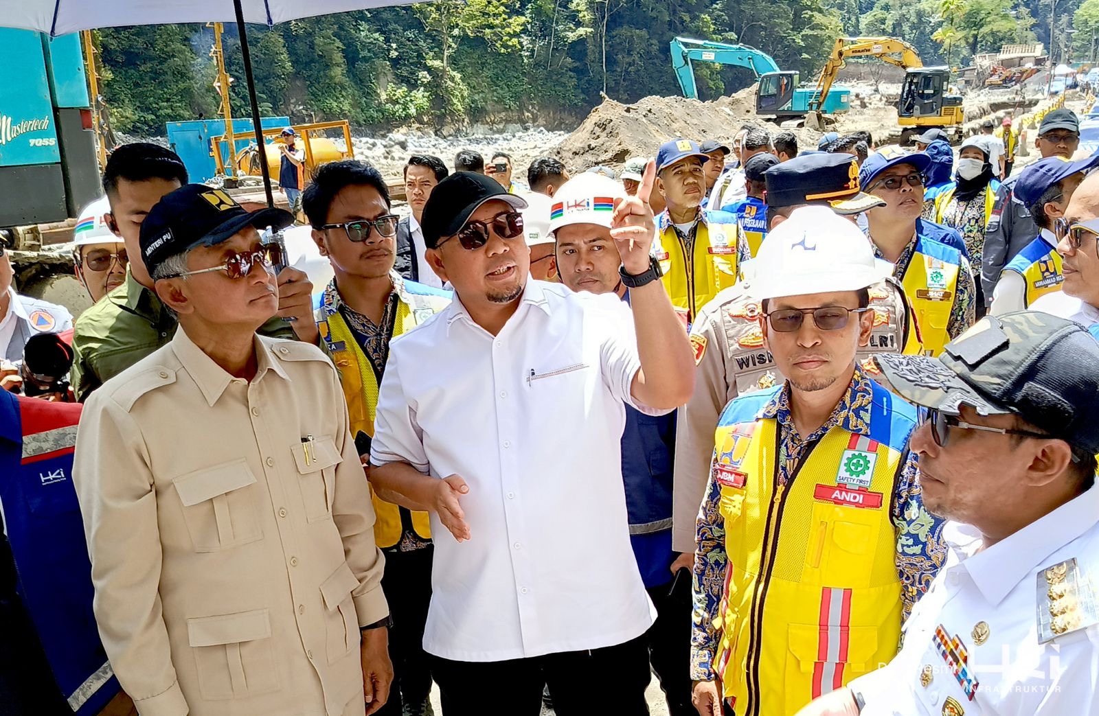 Menteri Pekerjaan Umum (PU) Dody Hanggodo&nbsp;(kiri) meninjau langsung pembangunan sejumlah proyek penanganan bencana di Sumatera Barat.