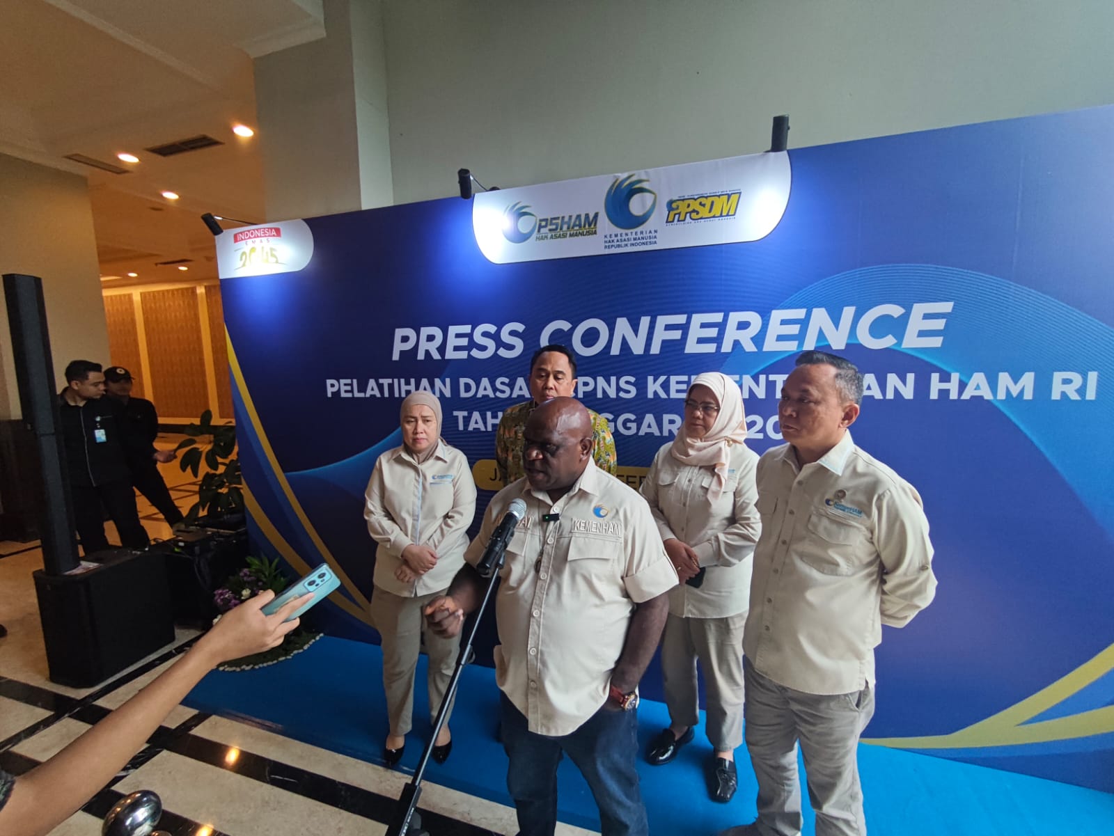 Menteri Hak Asasi Manusia Natalius Pigai memberikan keterangan soal latsar CPNS KemenHAM di kawasan Kuningan, Jakarta (6/2).