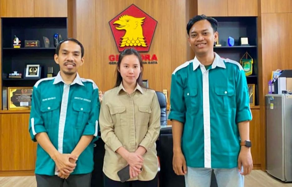 Pengurus Pusat Pengkajian Agraria dan Sumber Daya Alam (PPASDA) bertemu dengan Wakil Ketua DPRD Kota Tangerang Selatan Maria Teresa Suhardja (tengah). Di antaranya membahas tentang persoalan sampah.