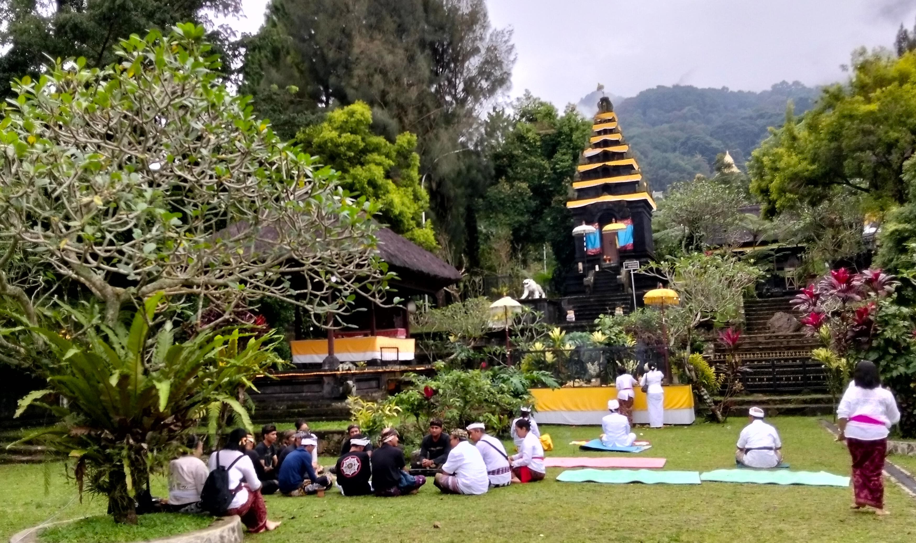 Sejumlah umat Hindu beribadah di Pura Parahyangan Agung Jagatkartta di Gunung Salak, Kab. Bogor (6/2). Bertepatan dengan peringatan Hari Suci Tumpek Uye. (Hilmi/Jawa Pos)