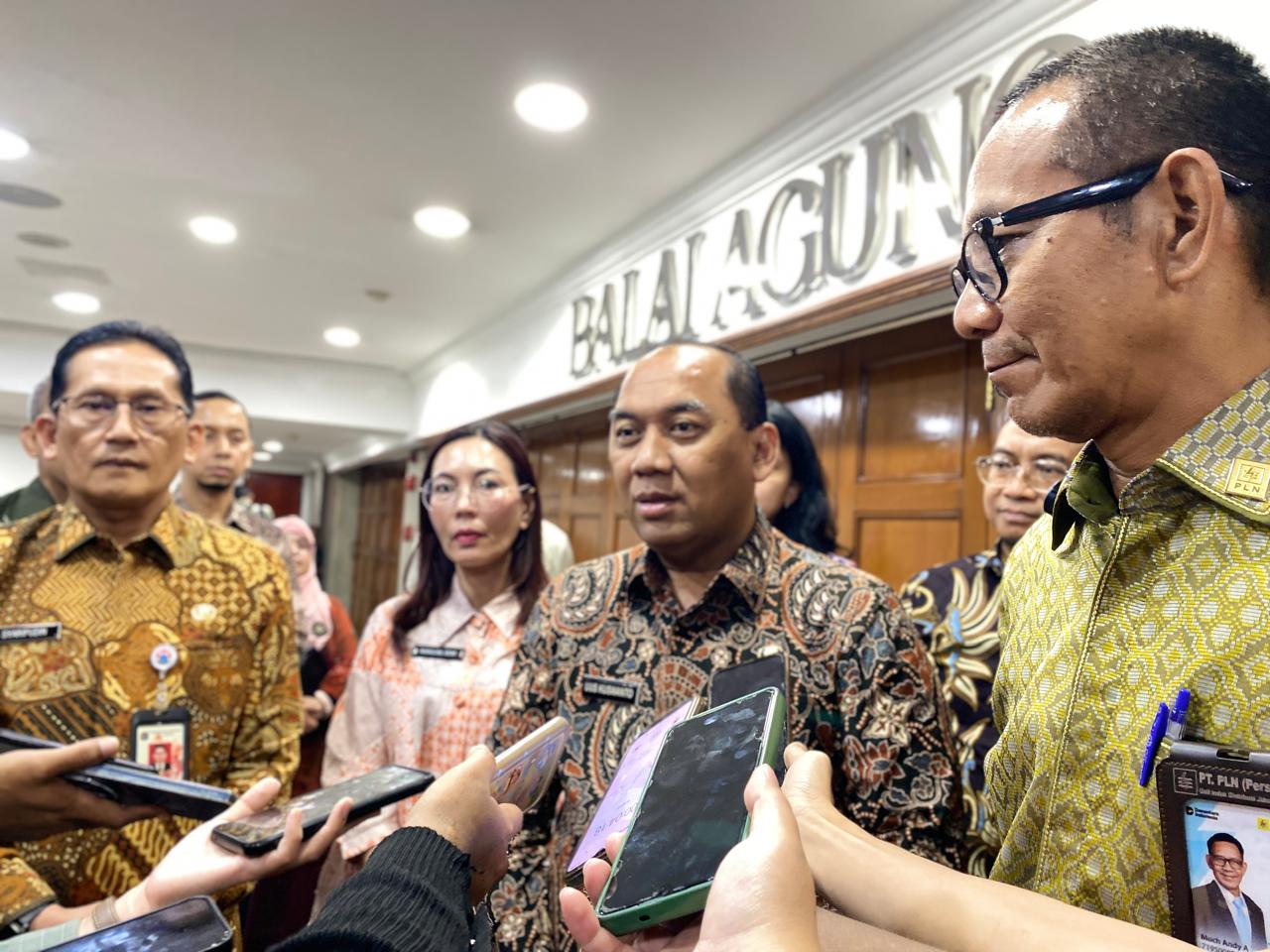 Daerah (Sekda) DKI Uus Kuswanto memaparkan pengembangan sistem kelistrikan di Kepulauan Seribu.