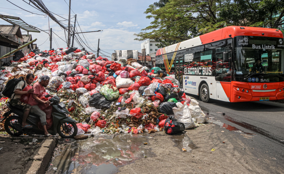 Sampah di kawasan Pasar Cimanggis, Ciputat, Kota Tangsel, kerap menumpuk.