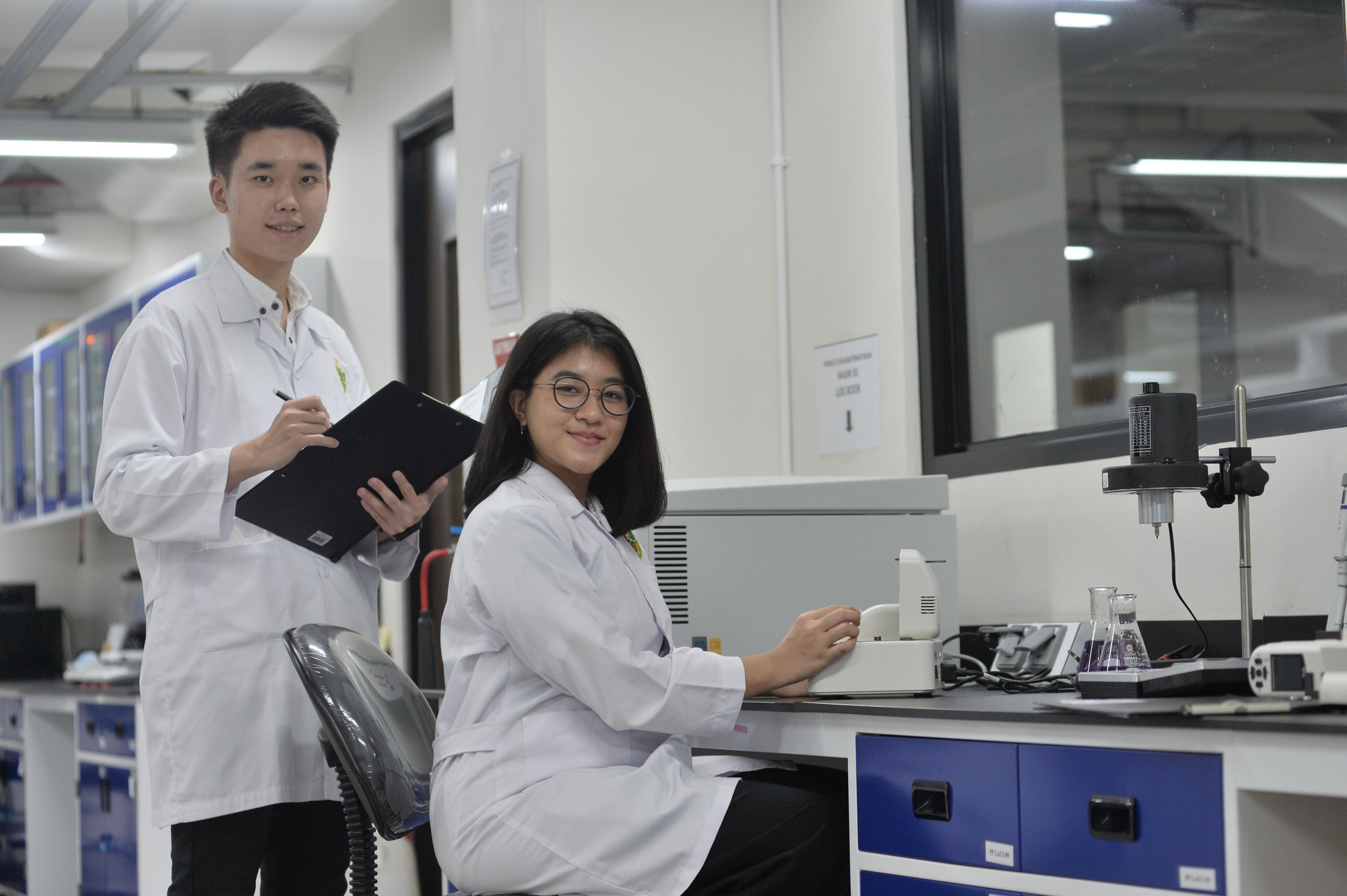 Mahasiswa Unika Atma Jaya belajar di salah satu laboratorium kampus. Tiga prodi di Unika Atma Jaya baru saja mendapatkan akreditasi internasional. (Dok. Unika Atma Jaya)
