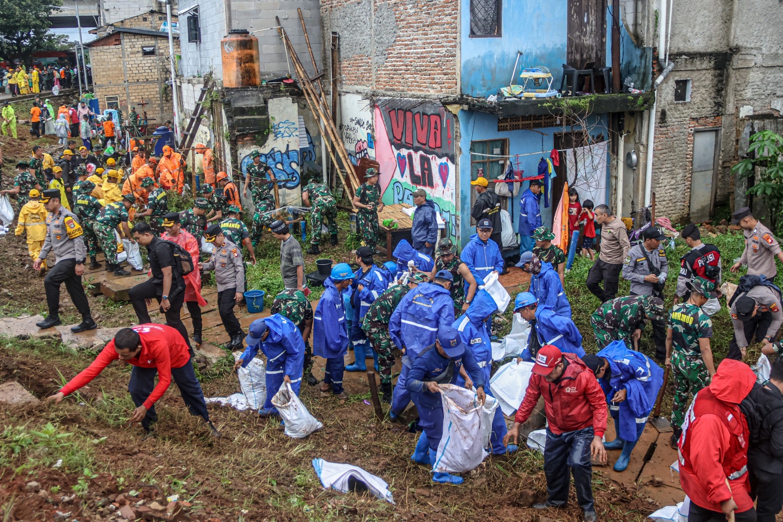petugas gabungan membersihkan lingkungan dia sekitar Kali Ciliwung, Rawajati, Jakarta Timur, Minggu (8/2).
