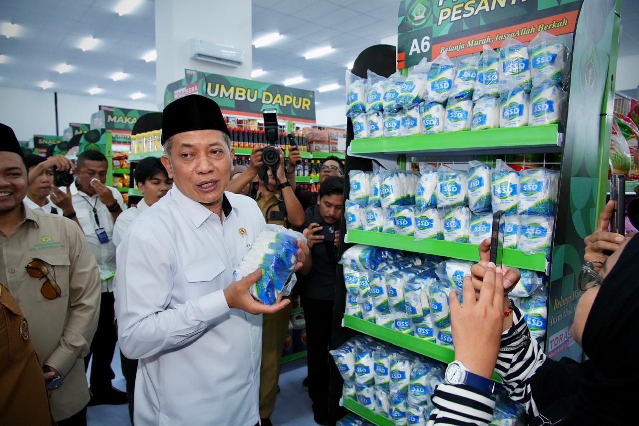 Menkop Ferry Juliantono, meninjau Toko Rakyat Serba Ada (TORASERA) Pondok Pesantren Abdusalam.