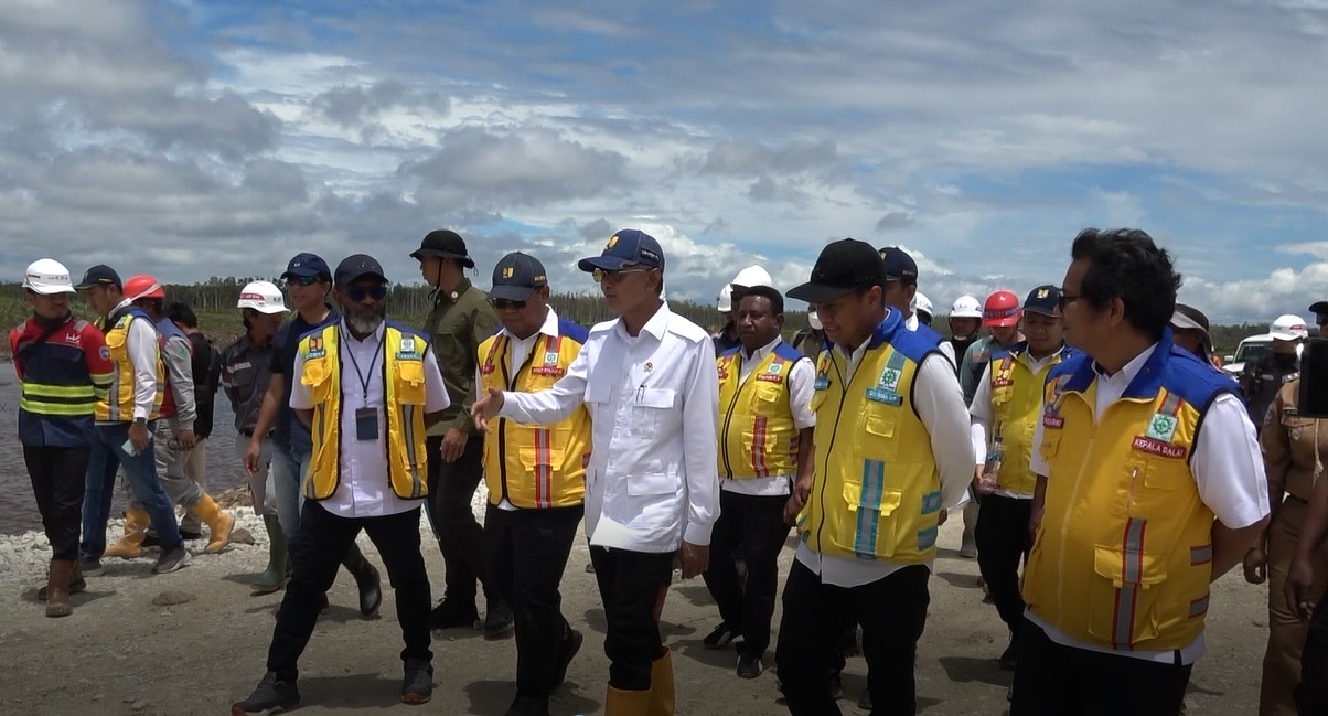 Menteri Pekerjaan Umum (PU) Dody Hanggodo meninjau progres pembangunan Kawasan Pusat Pemerintahan (KPP) Provinsi Papua Selatan di Kawasan Terpadu Mandiri (KTM) Salor, Kabupaten Merauke.