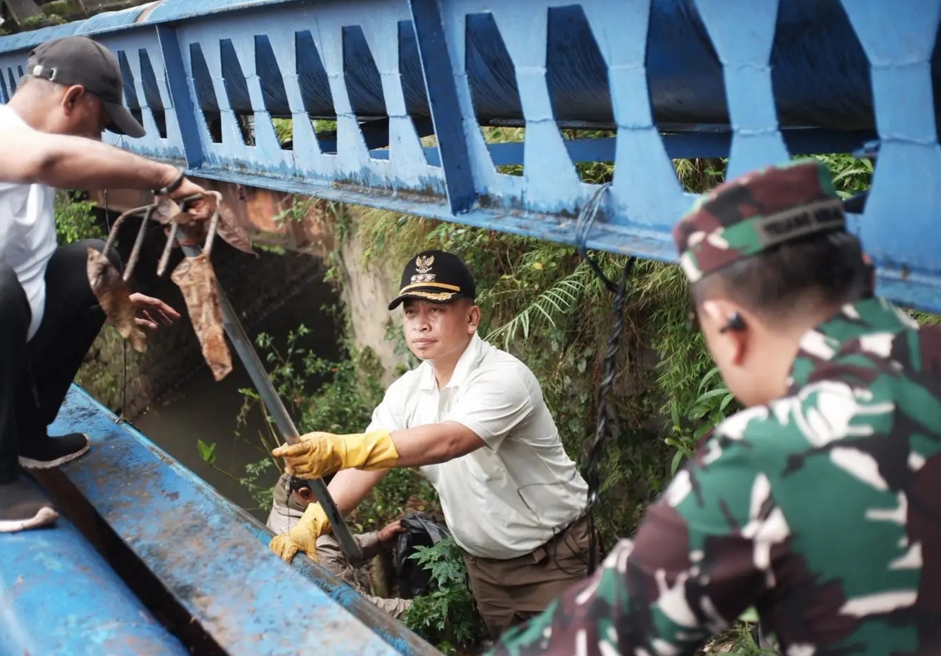 Wali Kota Depok Supian Suri bersama jajaran Forum Koordinasi Pimpinan Daerah (Forkopimda) menggelar kerja bakti membersihkan sampah di sepanjang Jalan Proklamasi, Kecamatan Sukmajaya.