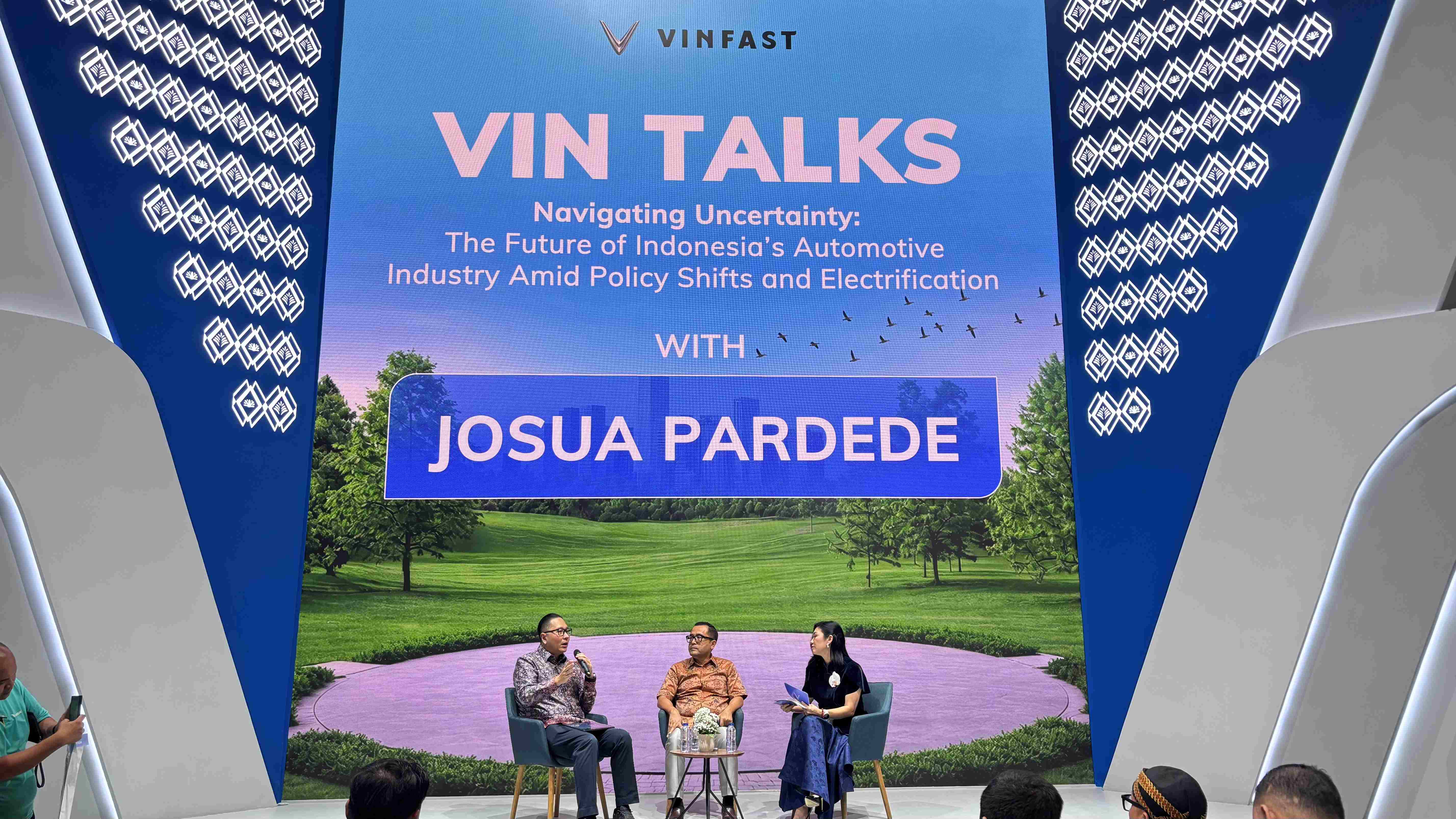 VinFast Indonesia menggelar VIN TALKS dengan tema &ldquo;Navigating Uncertainty: The Future of Indonesia&rsquo;s Automotive Industry Amid Policy Shifts and Electrification&rdquo; di ajang IIMS 2026.