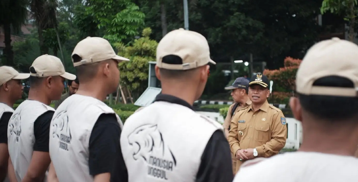 Jaga kebersihan: Wali Kota Depok Supian Suri meluncurkan Tim Maung ASRI di lapangan Balai Kota Depok. (Pemkot Depok untuk Jawa Pos)