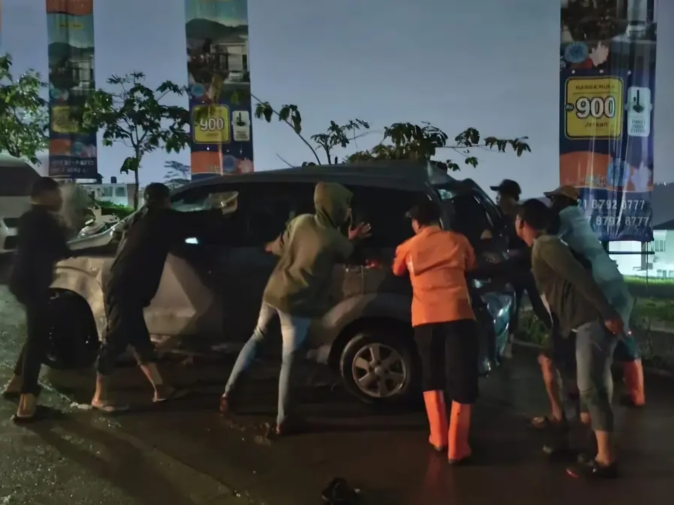 BPBD Kabupaten Bogor saat melakukan evakuasi usai banjir di Kecamatan Babakan Madang. (Istimewa)