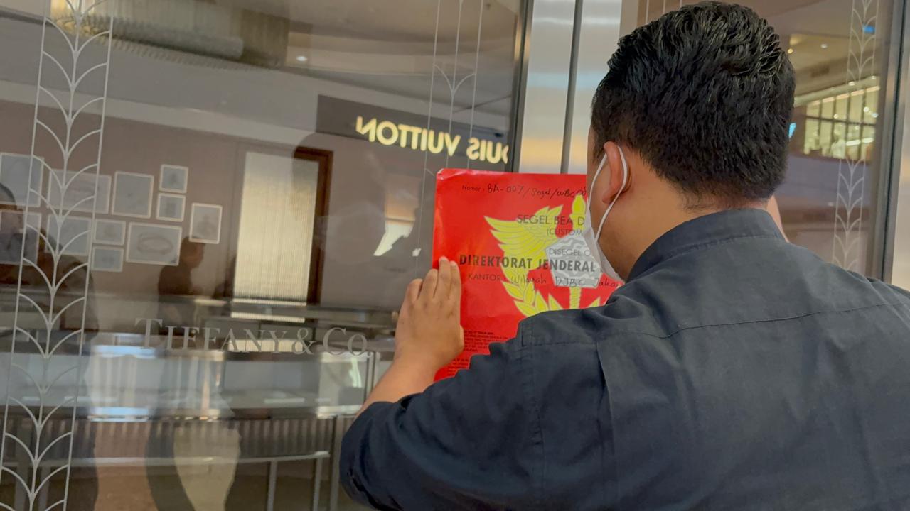 Petugas Direktorat Jenderal Bea dan Cukai Jakarta saat melakukan penyegelan terhadap sejumlah toko perhiasan mewah Tiffany&Co di Plaza Senayan, Jakarta pada Rabu (11/2/2026). (Dok Bea Cukai Jakarta)