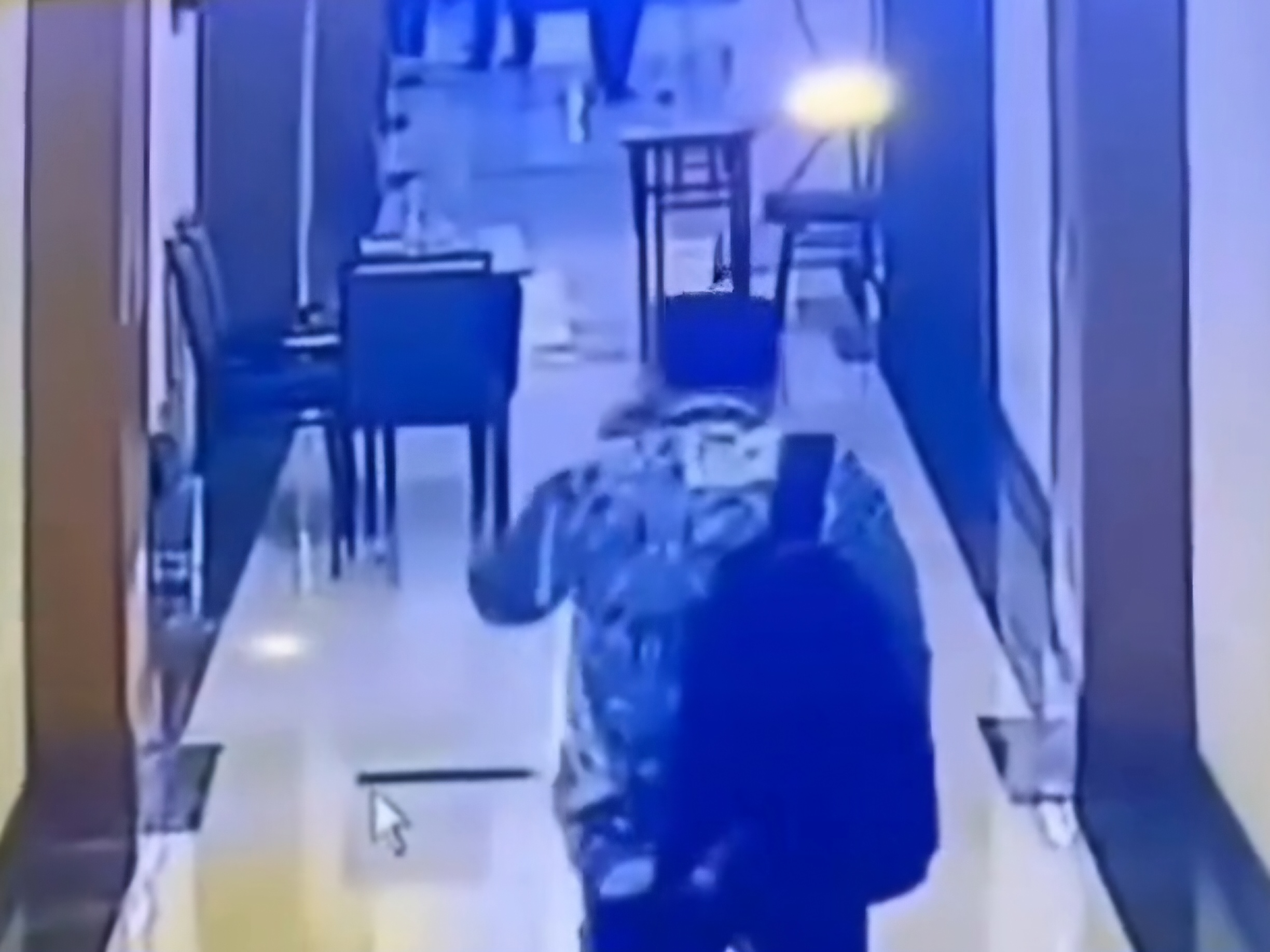 Pelaku pencurian di hotel mewah, Jakarta Pusat, terekam CCTV saat beraksi. (Istimewa)
