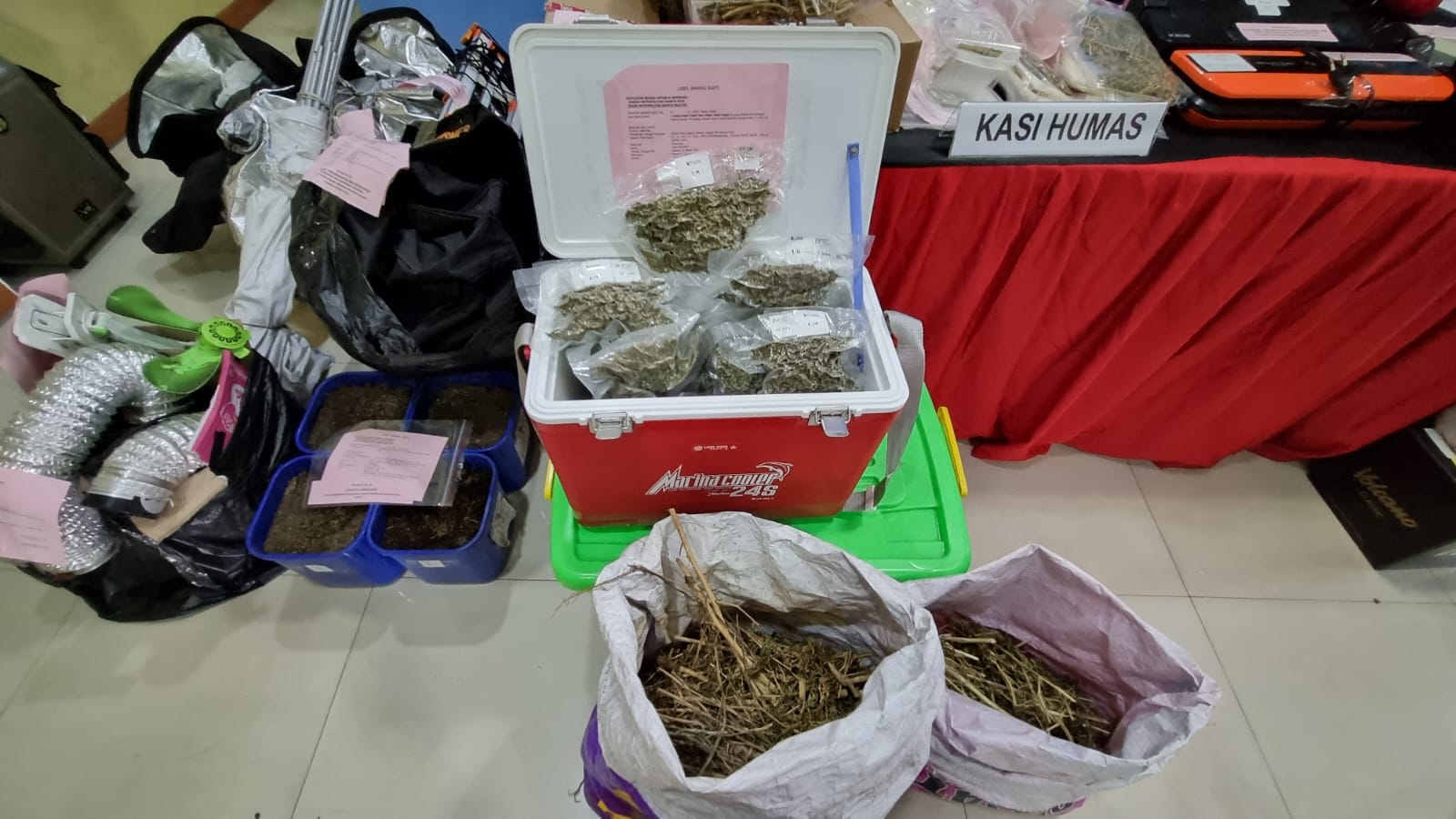 Barang bukti hasil penggerebekan terkait narkoba yang dilakukan di Perumahan Scandi House 9 Kav 11E, Srengseng Sawah, Jakarta Selatan. (Yogi/Jawa Pos)