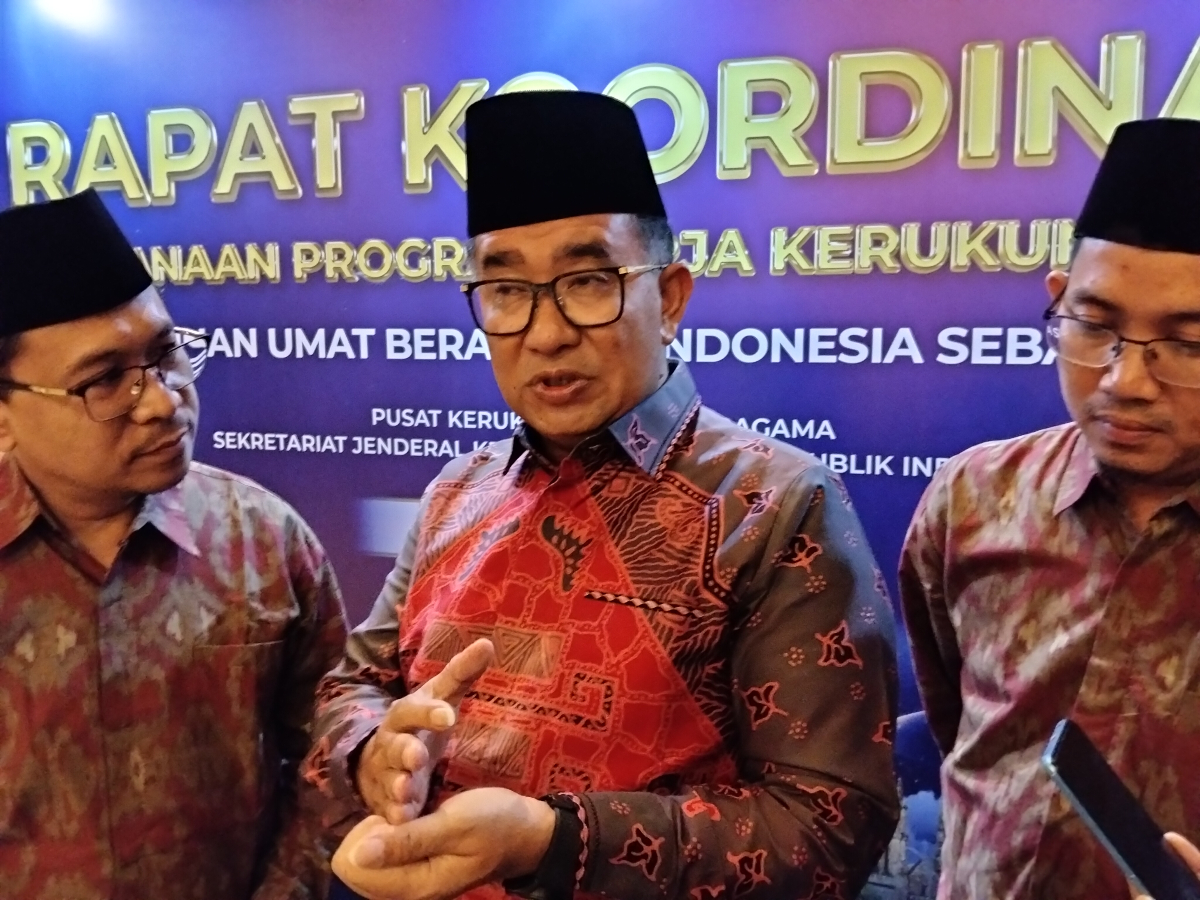 Dirjen Politik dan Pemerintahan Umum Kementerian Dalam Negeri Prof. Akmal Malik (tengah) bersama Kepala Pusat Kerukunan Umat Beragama Kemenag M. Adib Abdushomad (kiri) di Bekasi (11/2) malam.
