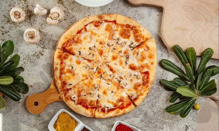 Pizza halal di Jakarta kini makin beragam, autentik, dan menggoda&mdash;tinggal pilih, pesan, dan nikmati tanpa ragu (freepik)