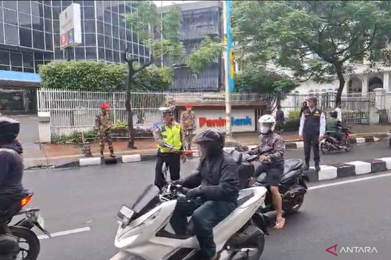 Kondisi Jalan Palmerah Barat, Palmerah, Jakarta Barat menjelang kunjungan Presiden Prabowo ke Satuan Pelayanan Pemenuhan Gizi (SPPG) Polri Palmerah, Jumat (13/2/2026) pagi. (ANTARA/Risky Syukur)