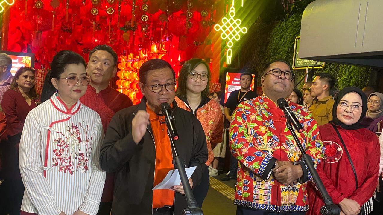 Gubernur DKI Jakarta Pramono Anung bersama Wakil Gubernur DKI Rano Karno resmi membuka Festival Imlek Jakarta 2026 di Halte Bundaran Hotel Indonesia (HI), Jumat (12/2). (Masria Pane/ Jawa Pos)