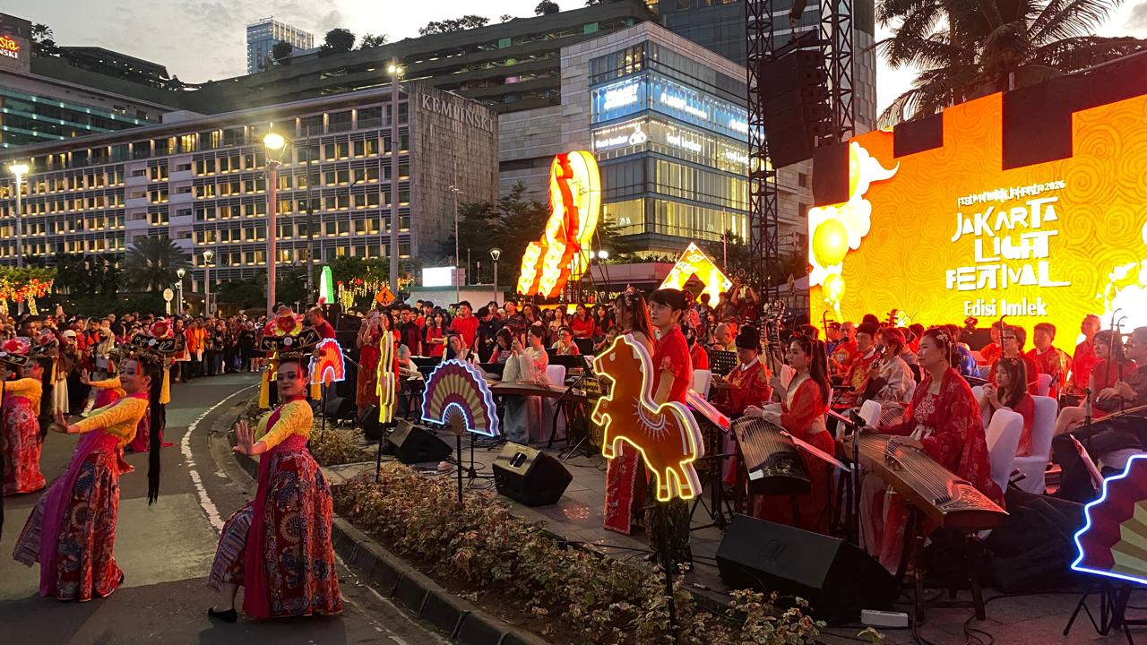 Festival Imlek Jakarta 2026 di Halte Bundaran Hotel Indonesia (HI), Jumat (12/2). (Masria Pane/ Jawa Pos)