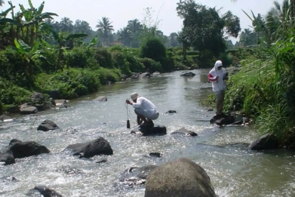 Peneliti BRIN melakukan penelitian di Sungai Cisadane sebelum terjadi pencemaran Pestisida. (Istimewa)