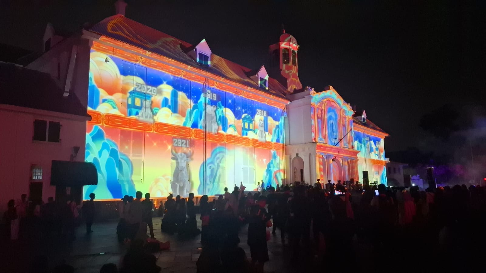 Suasana Jakarta Light Festival pada malam Imlek 2026 di area Museum Fatahillah, Senin (10/2). (Istimewa)