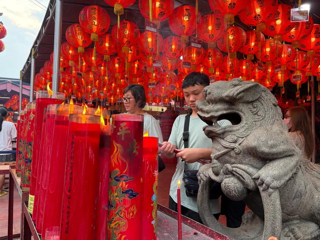 Suasana Klenteng Boen Tek Bio Tangerang hadirkan 700 lampion dalam Rayakan Imlek 2026. (Ryandi Zahdomo/JawaPos.com)