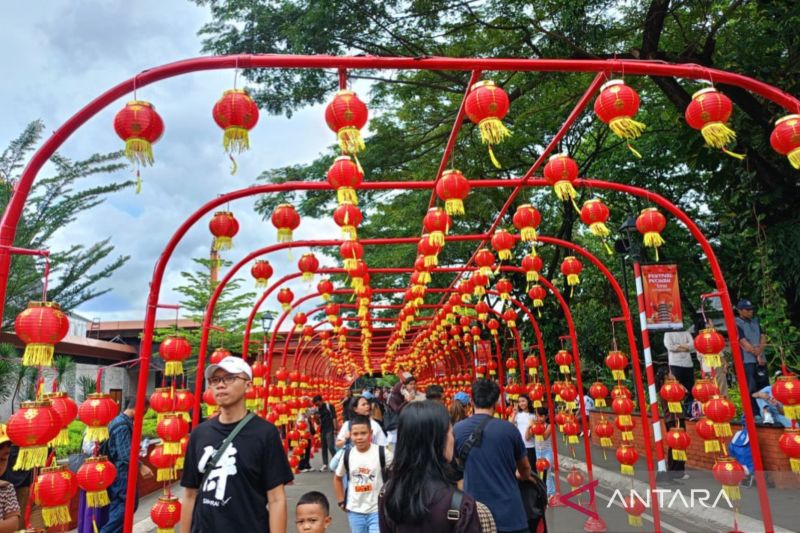 Festival Pecinan meriahkan perayaan Imlek 2026 di Taman Mini Indonesia Indah (TMII), Jakarta Timur, Selasa (17/2/2026). (ANTARA/Siti Nurhaliza)