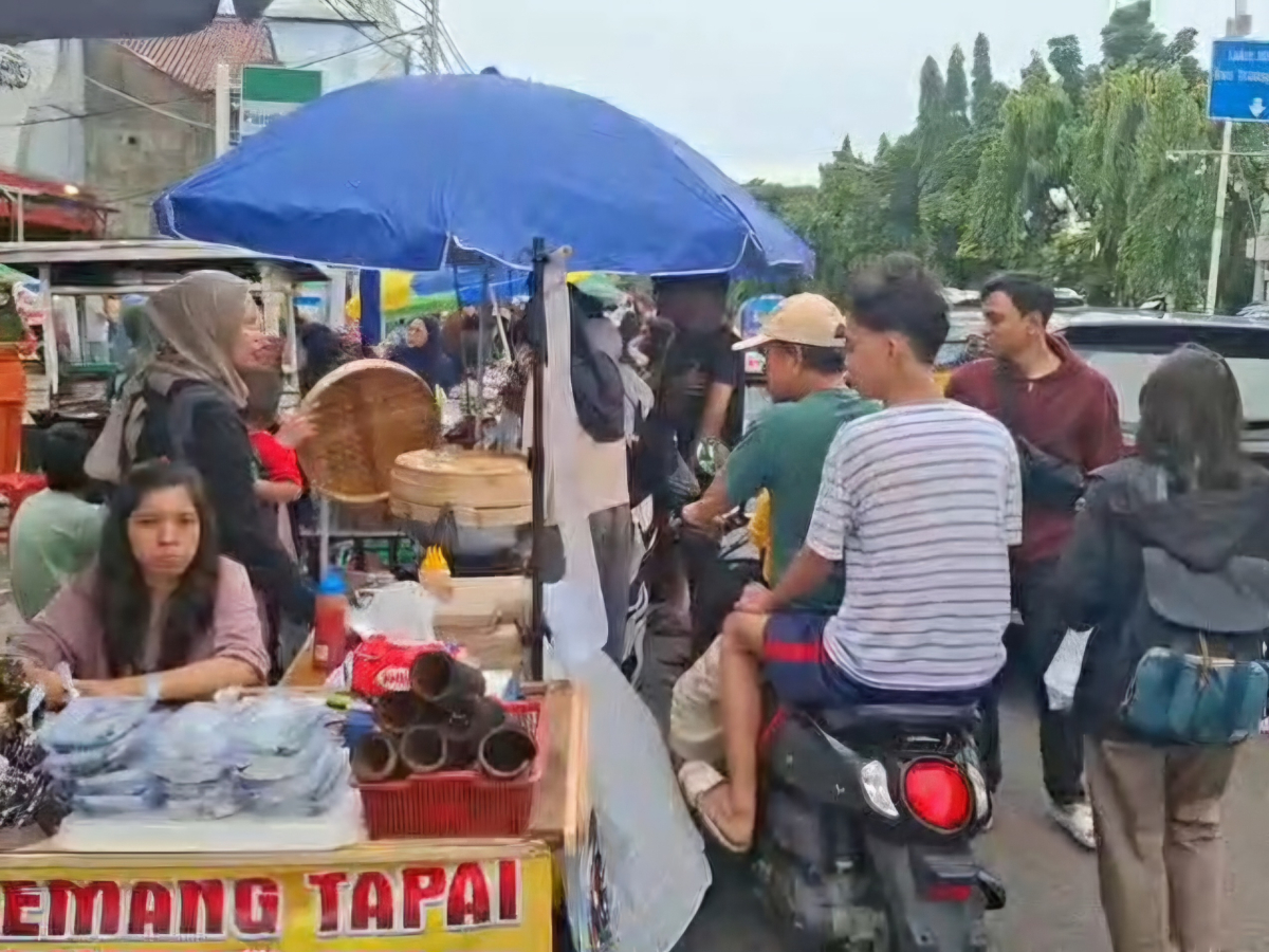 Suasana penjual takjil di Jalan Panjang, Kebon Jeruk, Jakarta Barat, Kamis (19/2). (Ryandi Zahdomo/JawaPos.com)