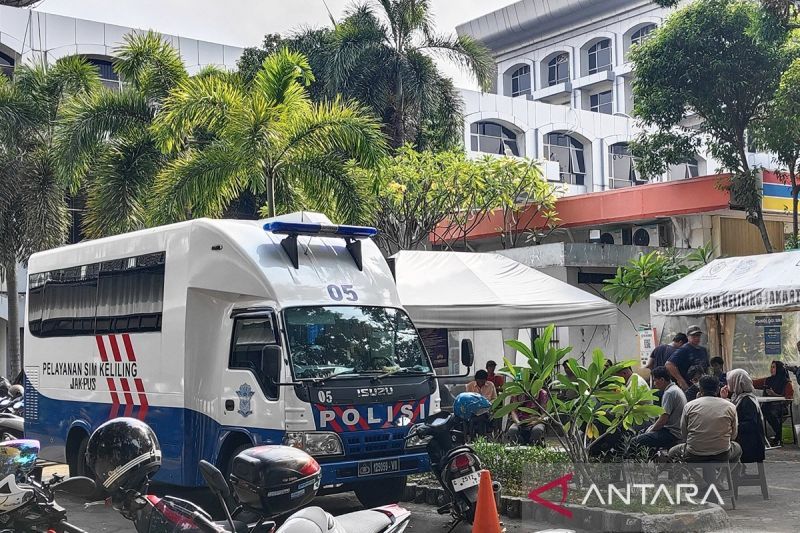 Suasana lokasi SIM Keliling di Kantor Pos Lapangan Banteng, Jakarta Pusat. (ANTARA/Ilham Kausar/am)