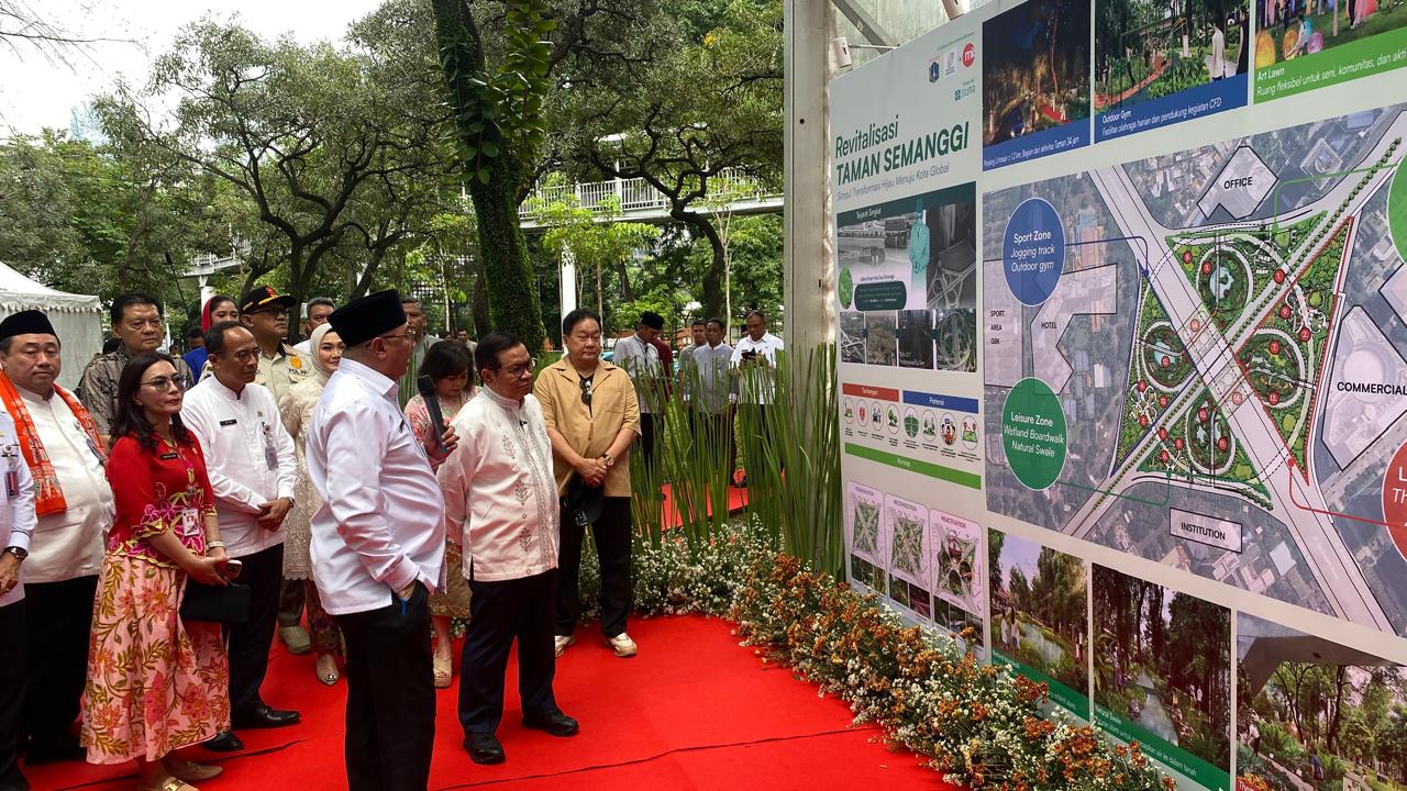 - Gubernur DKI Pramono Anung meresmikan revitalisasi Taman Semanggi, Jakarta Pusat, kemarin (20/2). (Masria Pane/ Jawa Pos)