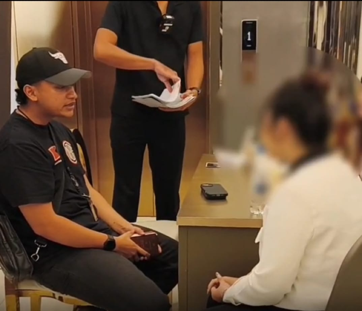Kantor Imigrasi Kelas I Khusus Non TPI Jakarta Selatan melakukan deportasi terhadap 13 WNA asal China yang melanggar izin tinggal. (Yogi Wahyu/ Jawa Pos)
