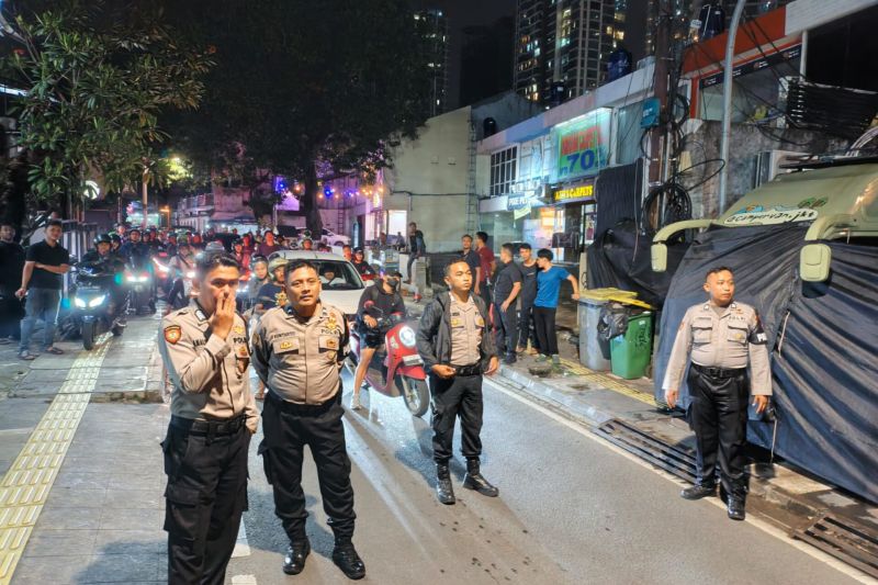Polisi mengamankan kemacetan di lokasi syuting film "Extraction: Tygo" yang dibintangi oleh penyanyi Lisa BLACKPINK di Baronk Cafe, Jalan Kemang I, Bangka Mampang Prapatan, Jakarta Selatan.