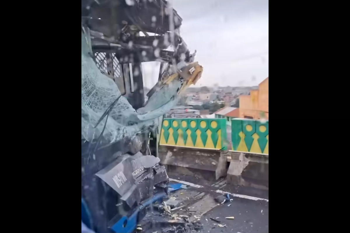  Dua bus Transjakarta adu benteng di Koridor 13 (ruas Swadarma arah Cipulir), pagi ini, (23/2). (Instagram)
