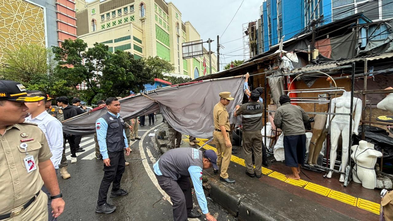 Petugas gabungan Pemkot Jakarta Pusat menertibkan sejumlah lapak Pedagang Kaki Lima (PKL) liar di Kawasan Pasar Tanah Abang, Senin (23/2). (Istimewa)