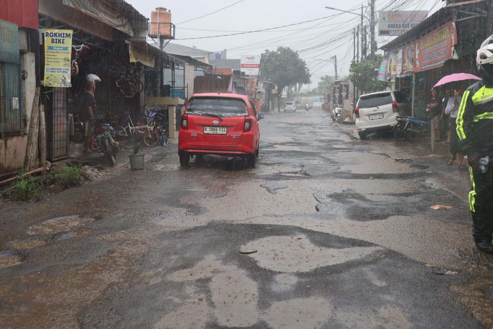Sorotan terhadap infrastruktur rusak di Kota Bekasi kembali menguat setelah Wali Kota Bekasi, Tri Adhianto, turun langsung meninjau kondisi Jalan Caringin, Mustikasari, Minggu (22/2). 
