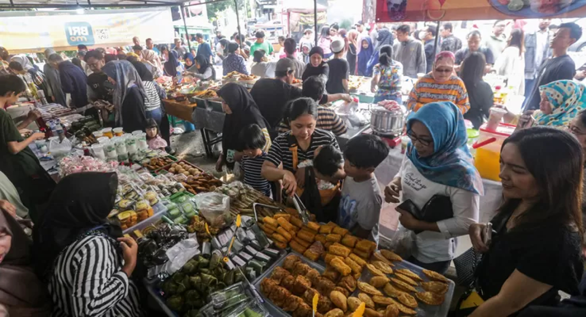 Pedagang melayani pembeli makanan untuk berbuka puasa (takjil) di Pasar Takjil Bendungan Hilir (Benhil), Jakarta, Selasa (12/3/2024). Pasar musiman selama bulan suci Ramadhan tersebut sejak 1985.