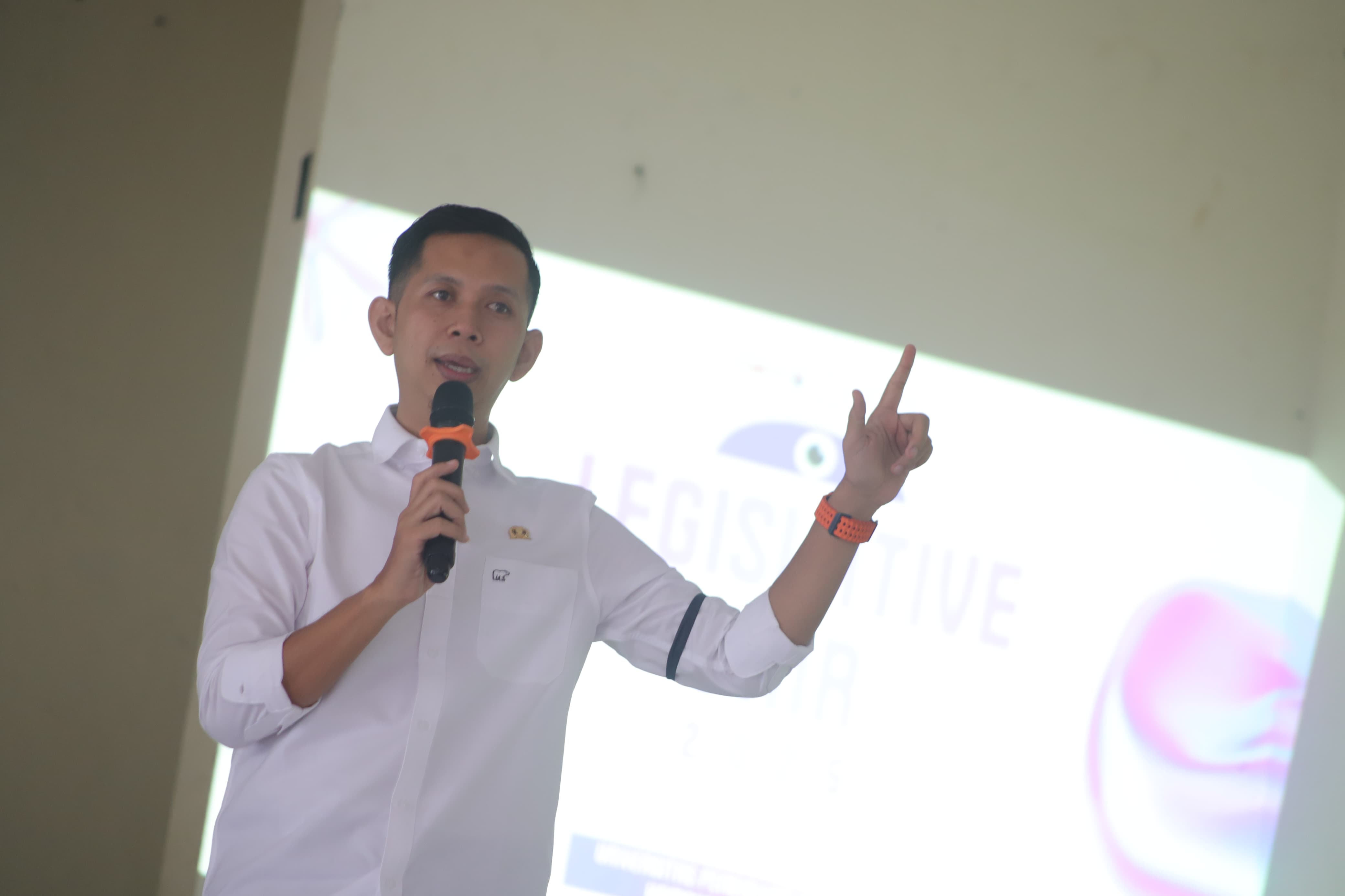  Anggota DPRD Kota Bandung Fraksi PKS H. Andri Rusmana, S.Pd.I, M.A.P. menyebut, publik menilai kepemimpinan bukan dari narasi program, melainkan dari hasil konkret yang dirasakan di lapangan. 