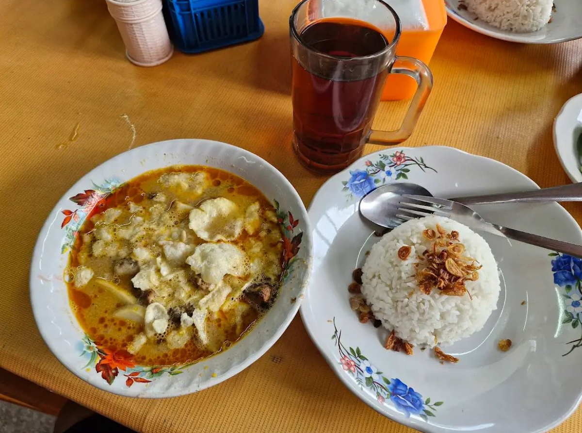 Makanan yang cocok saat berbuka puasa dengan cita rasa khas betawi yaitu Soto Betawi. (Sosial media X)