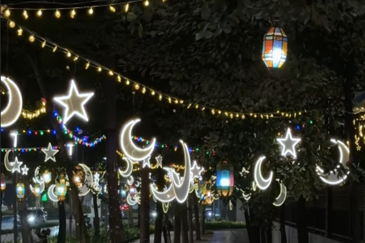 Dekorasi lampu tema Ramadhan di trotoar depan Le Meridien Jakarta. (Instagram @akhirpekanyuk)