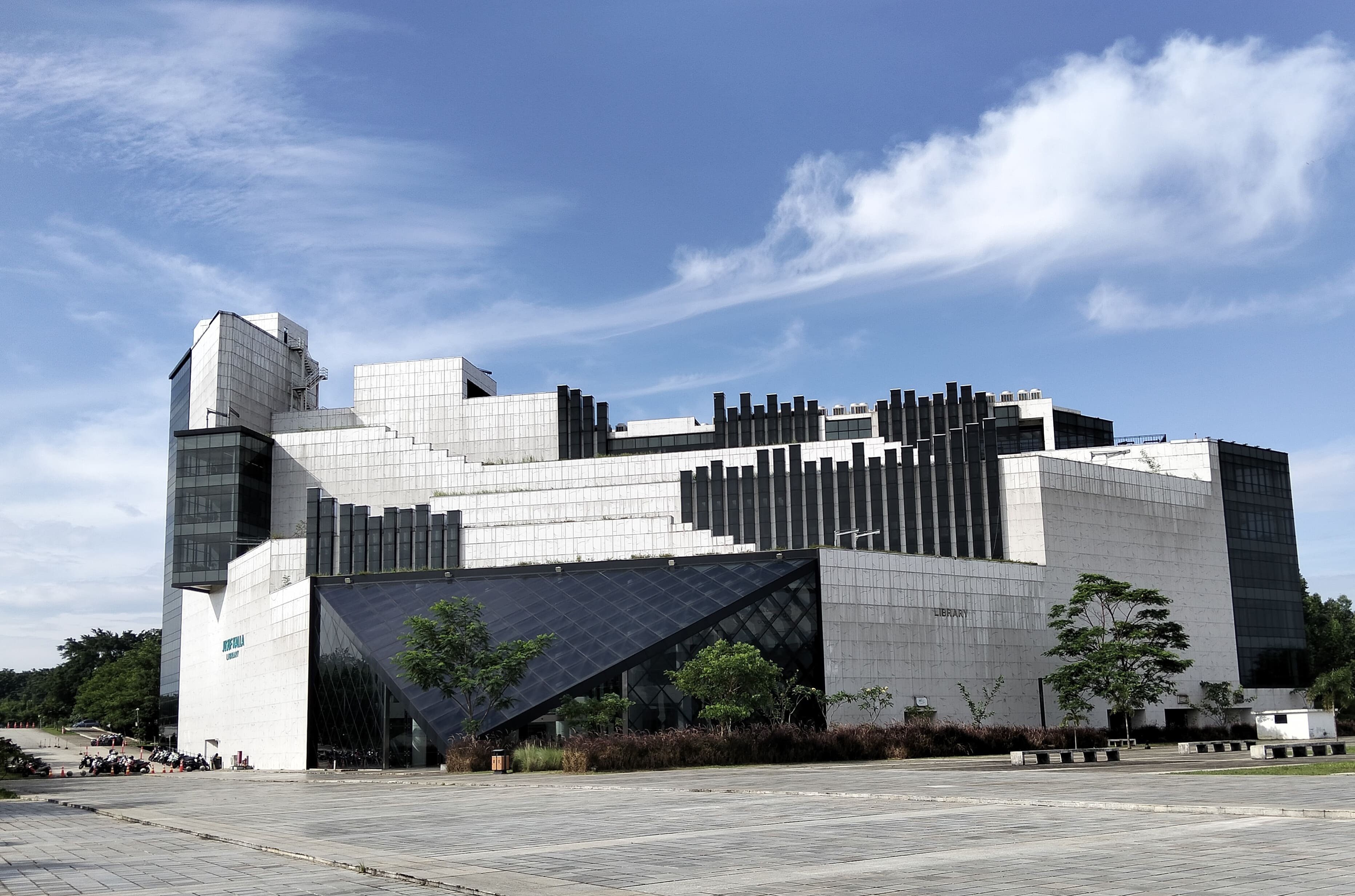 Perpustakaan termegah di Jabodetabek ini masih terbuka menerima donasi buku dari masyarakat. (Hilmi/Jawa Pos)