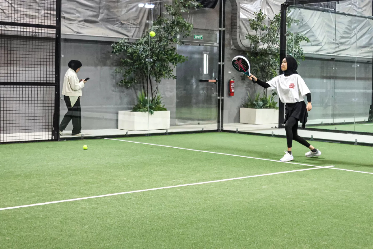 Sejumlah warga berolahraga padel di lapangan padel di Jakarta, Jumat (20/02/2026). (Hanung Hambara/Jawa Pos)