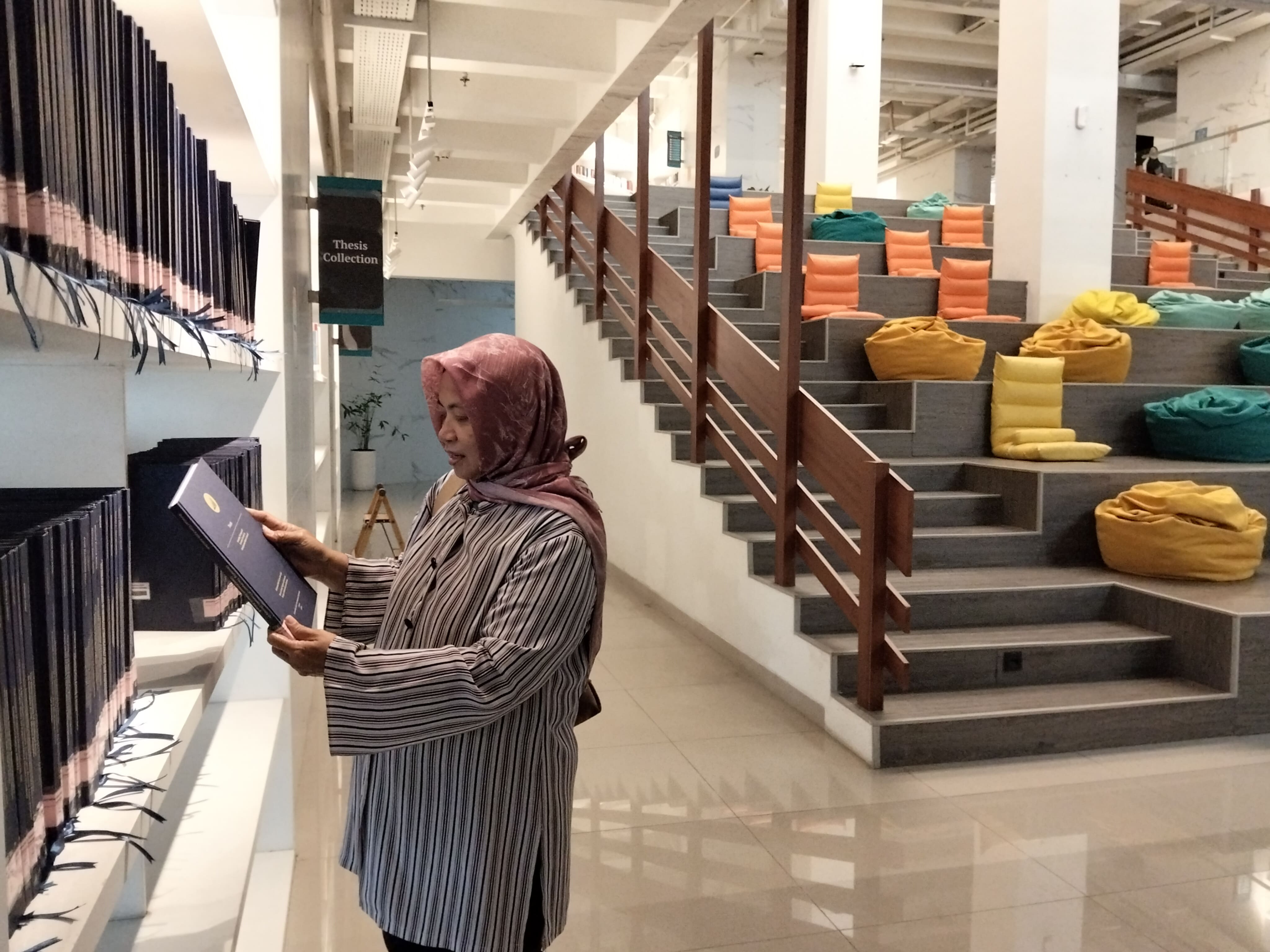 Suasana di salah satu sudut Jusuf Kalla Library Universitas Islam Internasional Indonesia (UIII) di Depok, Jawa Barat. (Hilmi/ Jawa Pos)