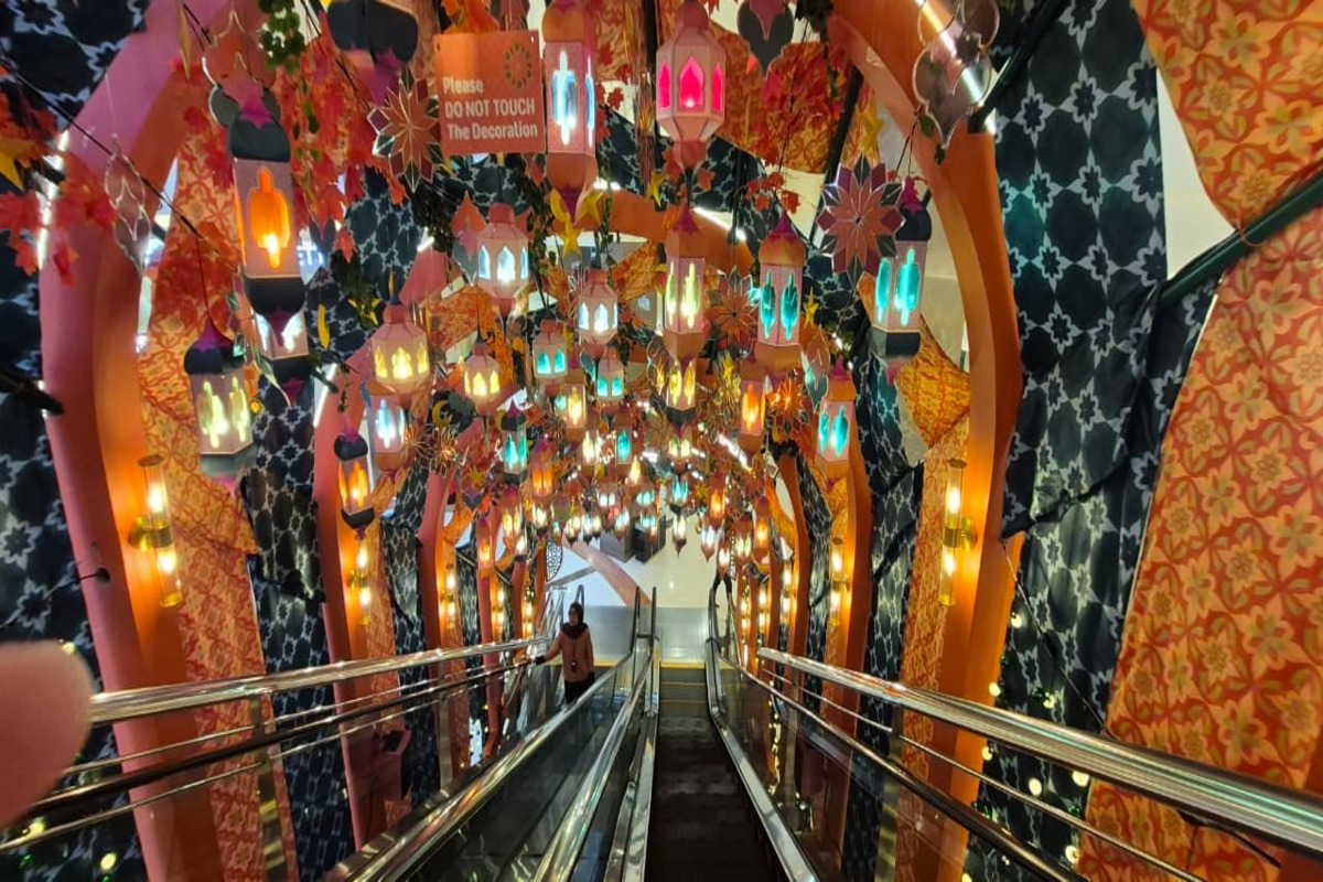 Intalasi terowongan dengan dekorasi bertema Ramadhan di eskalator Pacific Place Mall Jakarta (Foto oleh: Deby Alya Ramadhani)