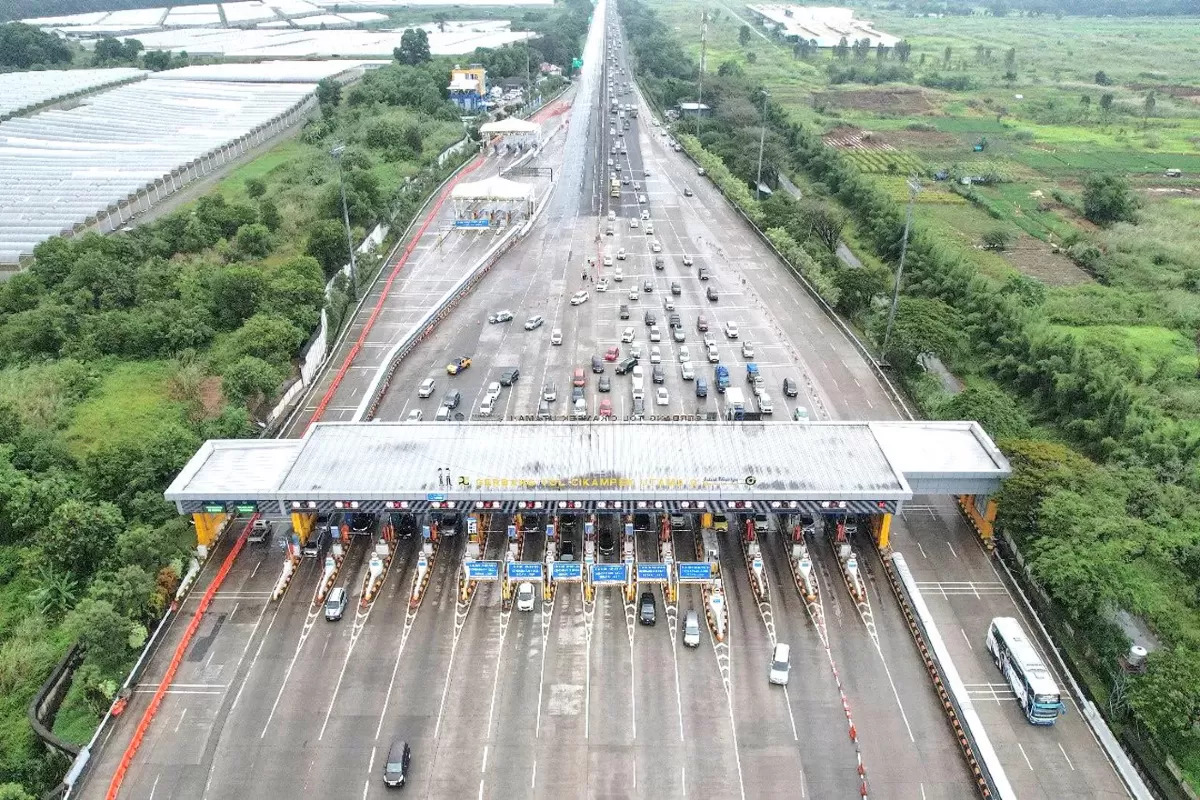 Sejumlah kendaraan melaju di Gerbang Tol (GT) Kalikangkung, Semarang, Jawa Tengah, Kamis (27/3/2025). (Nur Chamim/ Jawa Pos Radar Semarang)