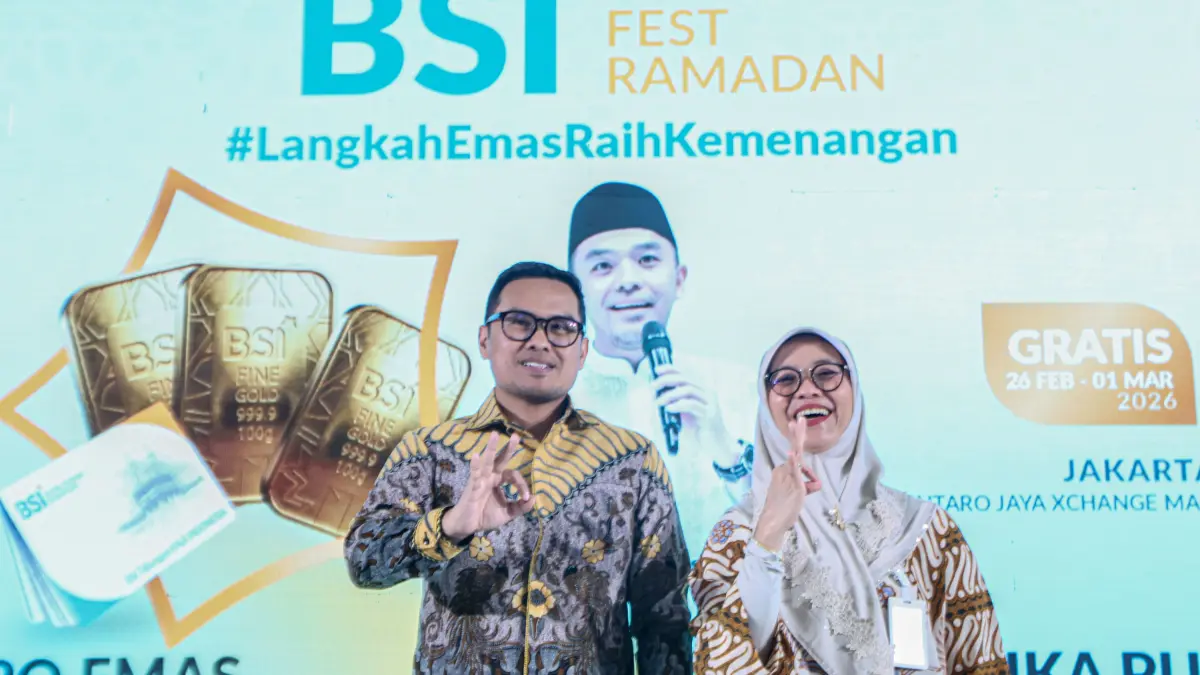 Regional CEO RO IV Jakarta 1 PT Bank Syariah Indonesia Fiti Syam bersama Wakil Wali Kota Tangerang Selatan Pilar Saga Ichsan membuka BSI Festival Ramadan Langkah Emas Raih Kemenangan di Bintaro Jaya Xchange Mall, Kamis (26/2). (FOTO HANUNG/JAWA POS)