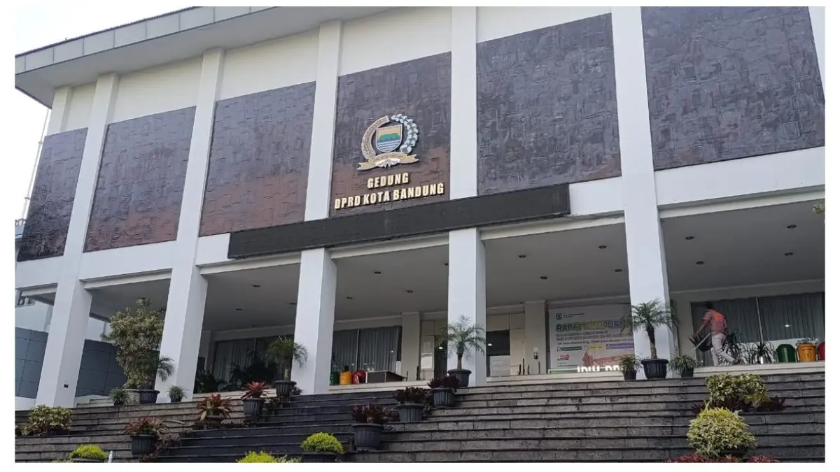 edung DPRD Kota Bandung. Dewan akan memanggil sejumlah instansi untuk menelusuri perubahan data sekaligus mencari solusi agar warga tidak mampu tetap mendapatkan perlindungan kesehatan. (Istimewa)