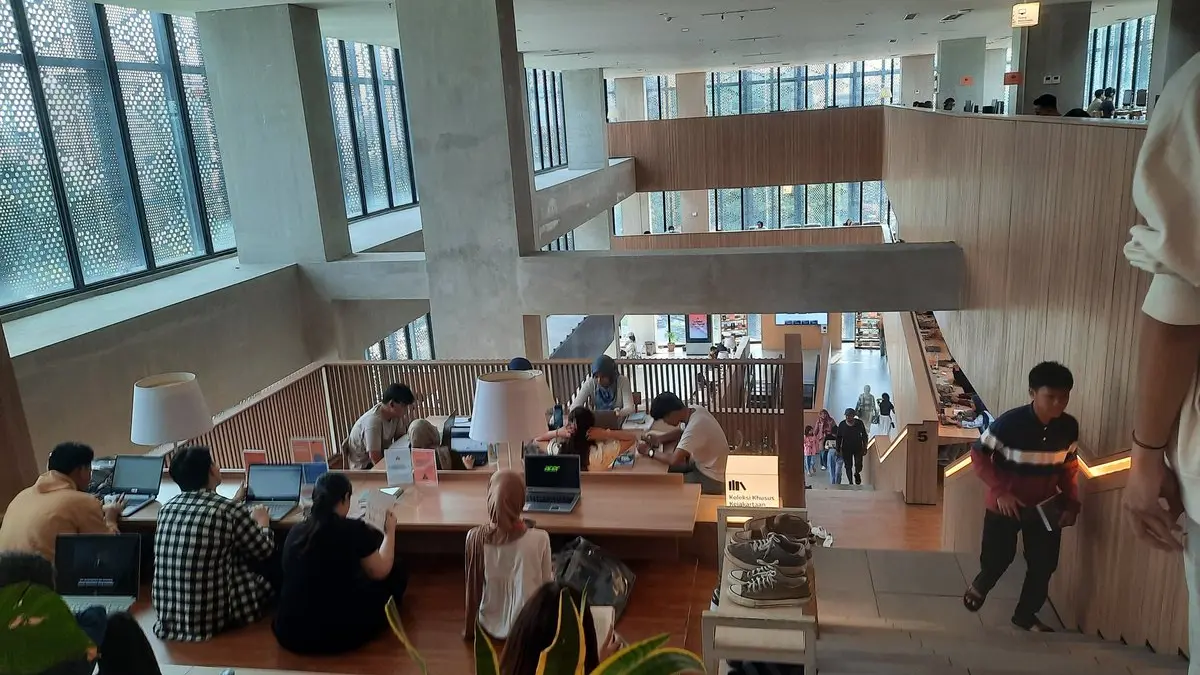 Di Jakarta, ada banyak perpustakaan dengan fasilitas nyaman dan suasana tenang yang bisa menjadi alternatif tempat menghabiskan sore hari selama Ramadhan. (X @pinrklet)