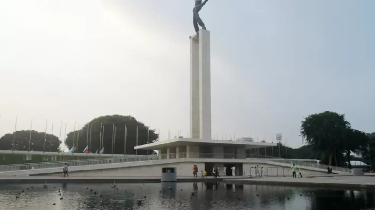 Lapangan Banteng menjadi salah satu lokasi wisata alternatif warga untuk menghabiskan waktu bersama keluarga di akhir pekan. FOTO: DERY RIDWANSAH/ JAWAPOS.COM