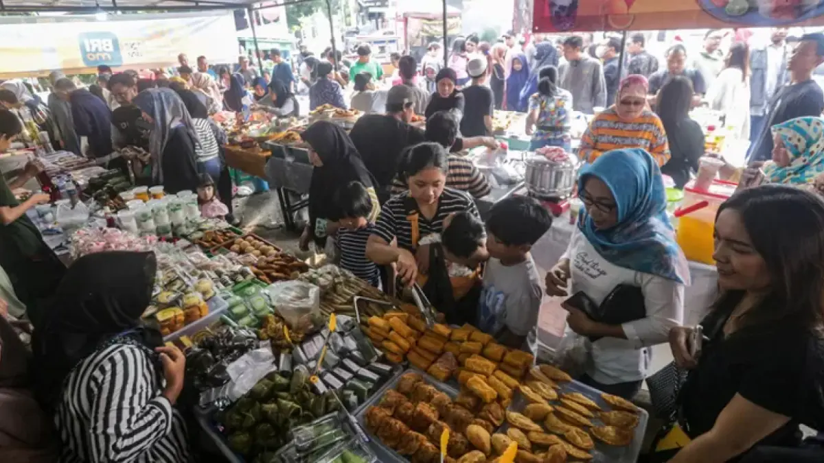Pedagang melayani pembeli makanan untuk berbuka puasa (takjil) di Pasar Takjil Bendungan Hilir (Benhil), Jakarta, Selasa (12/3/2024). Pasar musiman selama bulan suci Ramadhan tersebut sejak 1985. (Salman Toyibi/ Jawa Pos)